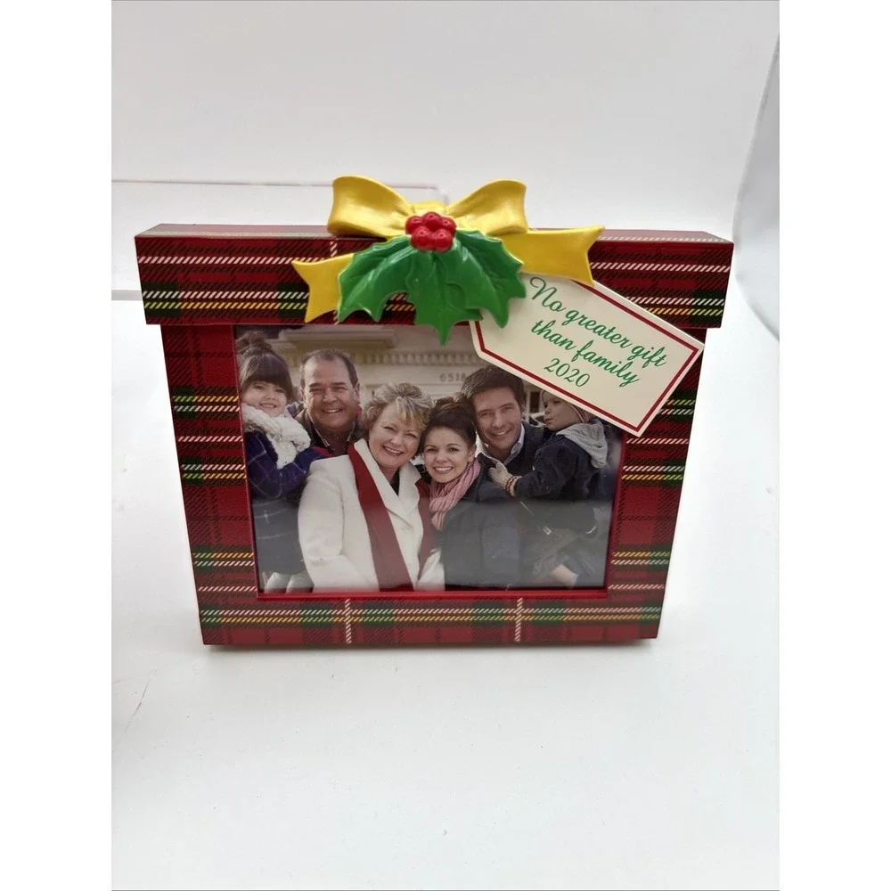 2020~Hallmark Keepsake Ornament~Family's  The Greatest‎ Gift Photo Holder~NIB